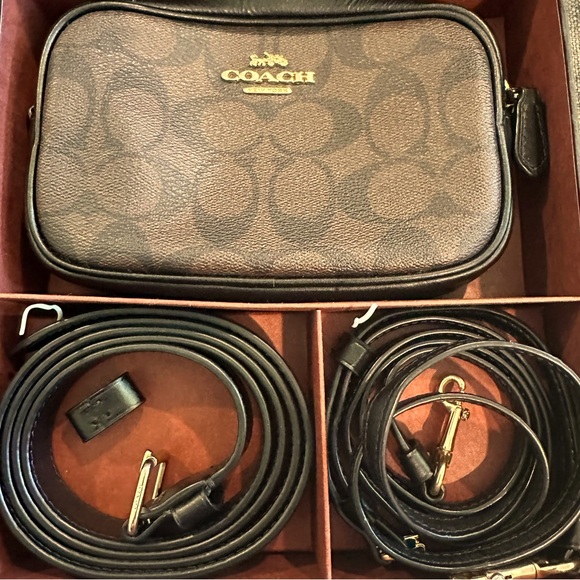 Coach Wallet on Chain - Picture 1 of 7